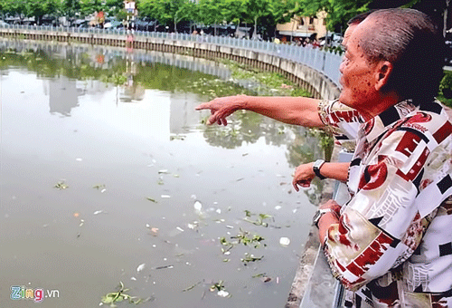 Người dân 2 bên bờ kênh Nhiêu lộc - Thị Nghè thường xuyên phải chứng kiến rác thải dày đặc. Người dân 2 bên bờ kênh Nhiêu lộc - Thị Nghè thường xuyên phải chứng kiến rác thải dày đặc.