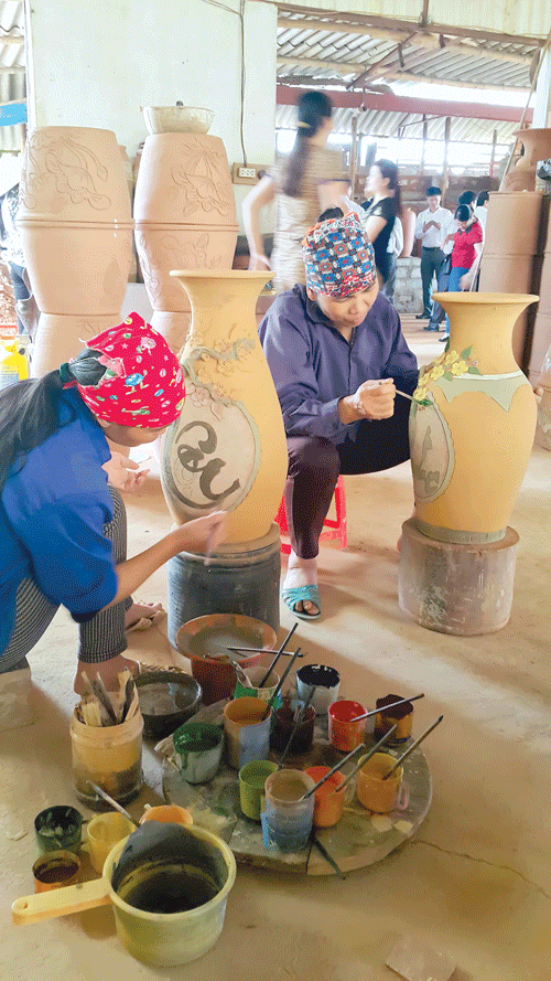 Làm gốm ở làng Phù Lãng, tỉnh Bắc Ninh.