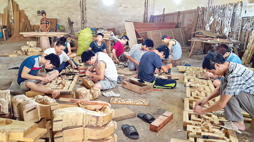 Làm gỗ truyền thống ở làng La Xuyên, tỉnh Nam Định.