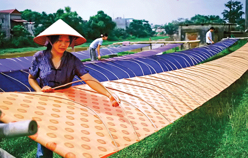 Sản xuất lụa tại làng Vạn Phúc, Hà Đông, Hà Nội.