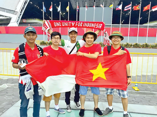 Cổ động viên Việt Nam - Indonesia thể hiện tinh thần fair-play trước trận đấu tranh giải 3 môn bóng đá nam.