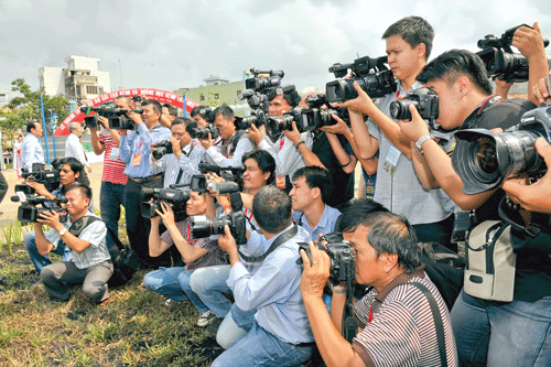Nhà báo tác nghiệp. Ảnh: VIỆT DŨNG Nhà báo tác nghiệp. Ảnh: VIỆT DŨNG