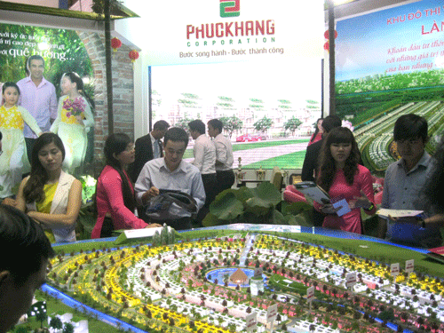 Khách hàng tham quan dự án Làng Sen Việt Nam.