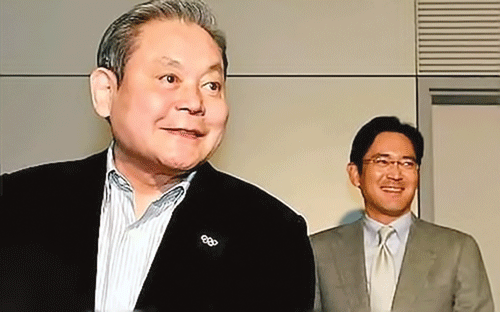 Chủ tịch Samsung đương nhiệm Lee Kun-hee và con trai Lee Jae-yong.