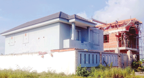 Nhiều căn biệt thự xây xong để đó. Cánh đồng cỏ cũng là nguồn thức ăn dồi dào cho những đàn bò. Hàng ngàn nền đất bỏ hoang cỏ mọc um tùm. Biệt thự được xây dựng để nuôi chim yến. Phút nghỉ ngơi của đàn bò bên trong dự án đất nền biệt thự . Nhiều căn biệt thự xây xong để đó. Cánh đồng cỏ cũng là nguồn thức ăn dồi dào cho những đàn bò. Hàng ngàn nền đất bỏ hoang cỏ mọc um tùm. Biệt thự được xây dựng để nuôi chim yến. Phút nghỉ ngơi của đàn bò bên trong dự án đất nền biệt thự .