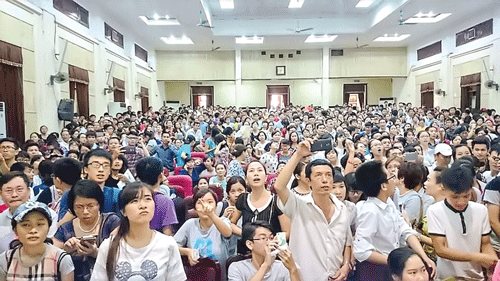 Hội trường Đại học Kinh tế Quốc dân chật kín người cuối giờ chiều 20-8 chờ công bố điểm chuẩn. Ảnh: PHẠM MINH ĐỨC