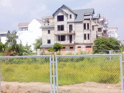 Nhiều căn biệt thự xây xong để đó. Cánh đồng cỏ cũng là nguồn thức ăn dồi dào cho những đàn bò. Hàng ngàn nền đất bỏ hoang cỏ mọc um tùm. Biệt thự được xây dựng để nuôi chim yến. Phút nghỉ ngơi của đàn bò bên trong dự án đất nền biệt thự . Nhiều căn biệt thự xây xong để đó. Cánh đồng cỏ cũng là nguồn thức ăn dồi dào cho những đàn bò. Hàng ngàn nền đất bỏ hoang cỏ mọc um tùm. Biệt thự được xây dựng để nuôi chim yến. Phút nghỉ ngơi của đàn bò bên trong dự án đất nền biệt thự .