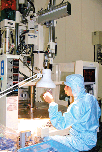 Sản xuất thiết bị y tế xuất khẩu tại Công ty Nikkiso (Nhật Bản) trong KCX Tân Thuận. Ảnh: CAO THĂNG Sản xuất thiết bị y tế xuất khẩu tại Công ty Nikkiso (Nhật Bản) trong KCX Tân Thuận. Ảnh: CAO THĂNG