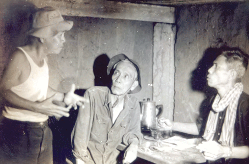 Đạo diễn Khương Mễ (bên trái) đang làm việc tại Bưng Biền. Đạo diễn Khương Mễ (bên trái) đang làm việc tại Bưng Biền.