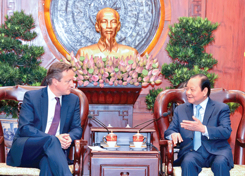 Bí thư Thành ủy TPHCM Lê Thanh Hải tiếp Thủ trướng Liên hiệp Vương quốc Anh và Bắc Ai Len David Cameron.Ảnh: VIỆT DŨNG