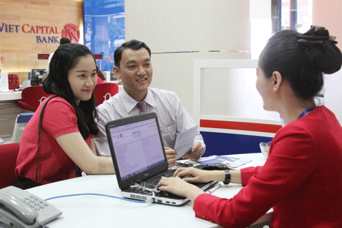 Tư vấn cho khách hàng tại VietCapital Bank. Ảnh: LONG THANH