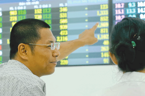 Giao dịch nội gián luôn là vấn nạn đau đầu của các NĐT nhỏ lẻ. Ảnh: LONG THANH