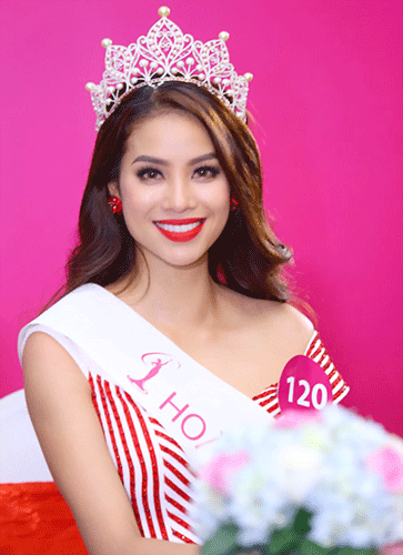 Phạm Hương trong buổi gặp gỡ báo chí ngay sau khi đăng quang.