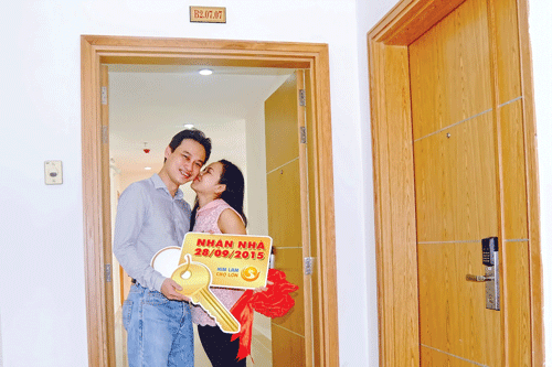 Hình thực tế dự án Him Lam Chợ Lớn, (quận 6). 2 Block cuối cùng đang mở bán với giá chỉ 1,65-2 tỷ đồng nhưng khách hàng được trả chậm 5 năm (từ 9 triệu đồng/tháng). Website: himlamcholon.com – Hotline: 0933.661.599. Hơn 50 tiện ích Him Lam Chợ Lớn được quy hoạch đồng bộ đưa vào hoạt động trước khi khách hàng nhận nhà. Phí quản lý 7.000 đồng/m2/tháng (có VAT). Khách hàng Him Lam Chợ Lớn hạnh phúc khi nhận bàn giao căn hộ mới. Tại các dự án của Him Lam, tiện ích dành cho trẻ em được đặc biệt chú trọng như trường học, khu vui chơi…(Ảnh: Trường Nguyễn Văn Luông nằm ngay trong khuôn viên dự án Him Lam Chợ Lớn). Hình thực tế dự án Him Lam Chợ Lớn, (quận 6). 2 Block cuối cùng đang mở bán với giá chỉ 1,65-2 tỷ đồng nhưng khách hàng được trả chậm 5 năm (từ 9 triệu đồng/tháng). Website: himlamcholon.com – Hotline: 0933.661.599. Hơn 50 tiện ích Him Lam Chợ Lớn được quy hoạch đồng bộ đưa vào hoạt động trước khi khách hàng nhận nhà. Phí quản lý 7.000 đồng/m2/tháng (có VAT). Khách hàng Him Lam Chợ Lớn hạnh phúc khi nhận bàn giao căn hộ mới. Tại các dự án của Him Lam, tiện ích dành cho trẻ em được đặc biệt chú trọng như trường học, khu vui chơi…(Ảnh: Trường Nguyễn Văn Luông nằm ngay trong khuôn viên dự án Him Lam Chợ Lớn).