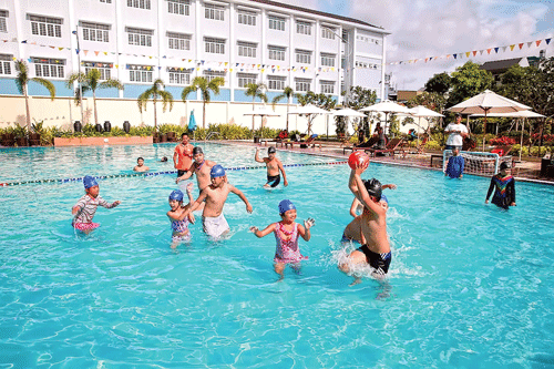 Hình thực tế dự án Him Lam Chợ Lớn, (quận 6). 2 Block cuối cùng đang mở bán với giá chỉ 1,65-2 tỷ đồng nhưng khách hàng được trả chậm 5 năm (từ 9 triệu đồng/tháng). Website: himlamcholon.com – Hotline: 0933.661.599. Hơn 50 tiện ích Him Lam Chợ Lớn được quy hoạch đồng bộ đưa vào hoạt động trước khi khách hàng nhận nhà. Phí quản lý 7.000 đồng/m2/tháng (có VAT). Khách hàng Him Lam Chợ Lớn hạnh phúc khi nhận bàn giao căn hộ mới. Tại các dự án của Him Lam, tiện ích dành cho trẻ em được đặc biệt chú trọng như trường học, khu vui chơi…(Ảnh: Trường Nguyễn Văn Luông nằm ngay trong khuôn viên dự án Him Lam Chợ Lớn). Hình thực tế dự án Him Lam Chợ Lớn, (quận 6). 2 Block cuối cùng đang mở bán với giá chỉ 1,65-2 tỷ đồng nhưng khách hàng được trả chậm 5 năm (từ 9 triệu đồng/tháng). Website: himlamcholon.com – Hotline: 0933.661.599. Hơn 50 tiện ích Him Lam Chợ Lớn được quy hoạch đồng bộ đưa vào hoạt động trước khi khách hàng nhận nhà. Phí quản lý 7.000 đồng/m2/tháng (có VAT). Khách hàng Him Lam Chợ Lớn hạnh phúc khi nhận bàn giao căn hộ mới. Tại các dự án của Him Lam, tiện ích dành cho trẻ em được đặc biệt chú trọng như trường học, khu vui chơi…(Ảnh: Trường Nguyễn Văn Luông nằm ngay trong khuôn viên dự án Him Lam Chợ Lớn).