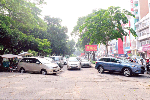 Ô tô đậu chen chúc phía trước hành lang Công viên Lê Văn Tám. Ảnh: M.Tuấn