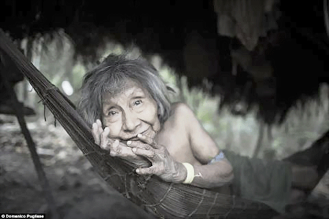 Một phụ nữ trong tộc cho sóc bú. Những động vật hoang dã được coi như thành viên trong gia đình tại bộ lạc của người Awa. Bộ lạc Awa gần như không có tiếp xúc với thế giới bên ngoài. Nhưng cuộc sống hài hòa với thiên nhiên đó đang bị xói mòn, và có nguy cơ biến mất mãi mãi. Trong số hàng chục ngàn người Awa sống rải rác trên khắp tiểu bang Maranhao khi người Bồ Đào Nha đặt chân đến đây 500 năm trước, hiện chỉ còn khoảng 400 người. Hầu như tất cả trong số họ đều bị chết bởi dịch bệnh như bệnh đậu mùa, bệnh sởi và bệnh cúm mà thực dân mang tới. Những người sống sót thì bị bắt làm nô lệ và đưa vào làm việc trên các đồn điền trồng cao su và mía. Những động vật hoang dã cũng tham gia vào các công việc hàng ngày như tách hạt, hái quả. Một bô lạc của bộ lạc Awa. Người Awa bị buộc phải sống du canh du cư để thoát khỏi nạn diệt chủng. Hơn 200 năm sau đó, họ đã trở thành thợ săn lành nghề và biết cách để xây dựng nơi trú ẩn chỉ trong vài giờ để rồi rời bỏ đi ngay sau đó. Với lối sống du canh du cư như vậy, họ đã quên hết các kiến thức về nông nghiệp và thậm chí không nhớ cả cách tạo ra lửa. Em bé đang đang chơi với "thú cưng". Một phụ nữ trong tộc cho sóc bú. Những động vật hoang dã được coi như thành viên trong gia đình tại bộ lạc của người Awa. Bộ lạc Awa gần như không có tiếp xúc với thế giới bên ngoài. Nhưng cuộc sống hài hòa với thiên nhiên đó đang bị xói mòn, và có nguy cơ biến mất mãi mãi. Trong số hàng chục ngàn người Awa sống rải rác trên khắp tiểu bang Maranhao khi người Bồ Đào Nha đặt chân đến đây 500 năm trước, hiện chỉ còn khoảng 400 người. Hầu như tất cả trong số họ đều bị chết bởi dịch bệnh như bệnh đậu mùa, bệnh sởi và bệnh cúm mà thực dân mang tới. Những người sống sót thì bị bắt làm nô lệ và đưa vào làm việc trên các đồn điền trồng cao su và mía. Những động vật hoang dã cũng tham gia vào các công việc hàng ngày như tách hạt, hái quả. Một bô lạc của bộ lạc Awa. Người Awa bị buộc phải sống du canh du cư để thoát khỏi nạn diệt chủng. Hơn 200 năm sau đó, họ đã trở thành thợ săn lành nghề và biết cách để xây dựng nơi trú ẩn chỉ trong vài giờ để rồi rời bỏ đi ngay sau đó. Với lối sống du canh du cư như vậy, họ đã quên hết các kiến thức về nông nghiệp và thậm chí không nhớ cả cách tạo ra lửa. Em bé đang đang chơi với "thú cưng".