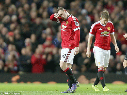 Rooney không thể ra sân vì chấn thương. Rooney không thể ra sân vì chấn thương.