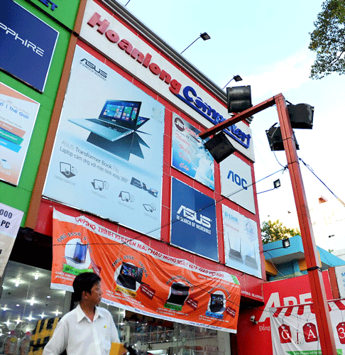 Tại cửa hàng số 410B Nguyễn Thị Minh Khai (Q.3, TP.HCM) hiện vẫn còn treo biển Công ty Hoàn Long, nhưng khi bán xuất hóa đơn là một doanh nghiệp khác. Tại cửa hàng số 410B Nguyễn Thị Minh Khai (Q.3, TP.HCM) hiện vẫn còn treo biển Công ty Hoàn Long, nhưng khi bán xuất hóa đơn là một doanh nghiệp khác.