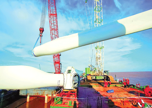 Lắp đặt tua bin gió tại Bạc Liêu.