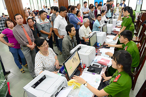 Cán bộ Phòng Quản lý hành chính về trật tự xã hội (PC64) phải làm việc hết công suất phục vụ người dân làm thủ tục đổi CMND mới sáng 7-12.