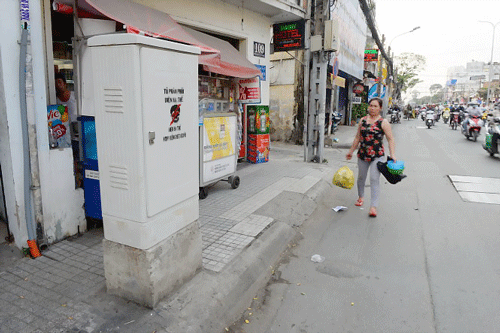 Tủ phân phối điện chiếm gần hết vỉa hè đường Hoàng Văn Thụ, Q.Phú Nhuận (TPHCM). Tủ phân phối điện chiếm gần hết vỉa hè đường Hoàng Văn Thụ, Q.Phú Nhuận (TPHCM).