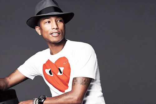 Ca sỹ Pharrell Williams trong chiếc áo thun Comme des Garcons Play, một thương hiệu thương mại rất thành công của Rei Kawakubo.