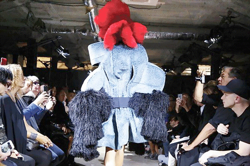 Show diễn Comme des Garcons Xuân Hè 2016 đầy điên rồ và hoàn toàn không tưởng.