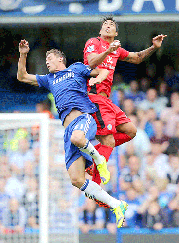 Ulloa (phải) và đồng đội sẽ đánh bại ĐKVĐ Chelsea nhờ lối chơi phòng ngự phản công đầy tốc độ. Ulloa (phải) và đồng đội sẽ đánh bại ĐKVĐ Chelsea nhờ lối chơi phòng ngự phản công đầy tốc độ.