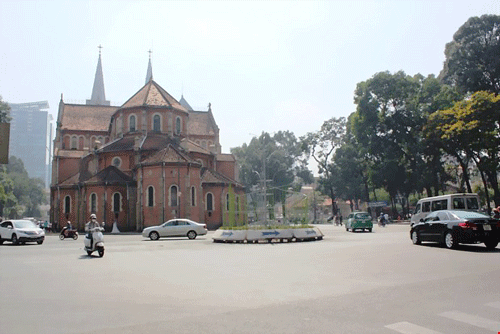 Phố đi bộ Nguyễn Huệ là một trong những con đường đẹp nhất ở Sài Gòn. Con đường xung quanh khu vực nhà thờ Đức Bà. Một góc đường Đồng Khởi. Con đường nằm dọc kênh Tàu Hủ (quận 4). Ảnh chụp tại giao lộ Nguyễn Văn Trỗi và Nguyễn Trọng Tuyển (quận Phú Nhuận) vào buổi sáng. Trên đường Nguyễn Oanh (quận Gò Vấp) đã lắp đặt ngầm hệ thống điện, cáp viễn thông. Cảnh hè phố thông thoáng trên đường Nam Kỳ Khởi Nghĩa (quận 3).