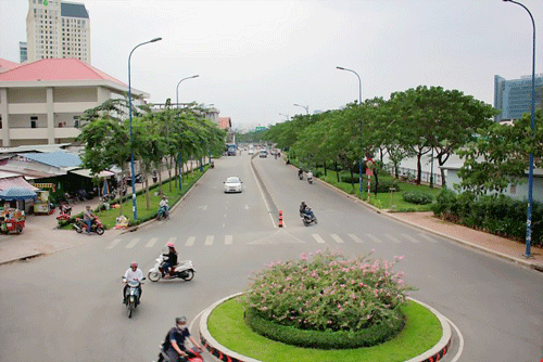 Phố đi bộ Nguyễn Huệ là một trong những con đường đẹp nhất ở Sài Gòn. Con đường xung quanh khu vực nhà thờ Đức Bà. Một góc đường Đồng Khởi. Con đường nằm dọc kênh Tàu Hủ (quận 4). Ảnh chụp tại giao lộ Nguyễn Văn Trỗi và Nguyễn Trọng Tuyển (quận Phú Nhuận) vào buổi sáng. Trên đường Nguyễn Oanh (quận Gò Vấp) đã lắp đặt ngầm hệ thống điện, cáp viễn thông. Cảnh hè phố thông thoáng trên đường Nam Kỳ Khởi Nghĩa (quận 3).