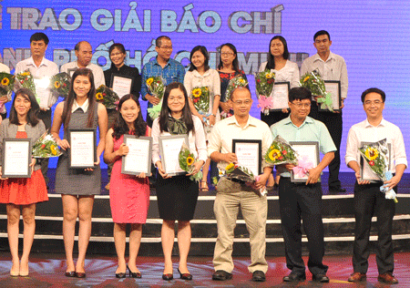 Các phóng viên báo ĐTTC (thứ 2 và 3 trái qua và thứ 1 bìa phải hàng đầu) nhận giải nhì. Ảnh: Long Thanh