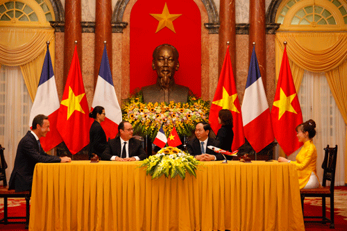 Chủ tịch nước Trần Đại Quang và Tổng thống François Hollandec chứng kiến lễ ký kết.