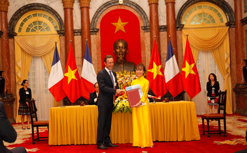 TGĐ Airbus Fabrice Brégier và TGĐ Vietjet Nguyễn Thị Phương Thảo tại buổi ký kết.