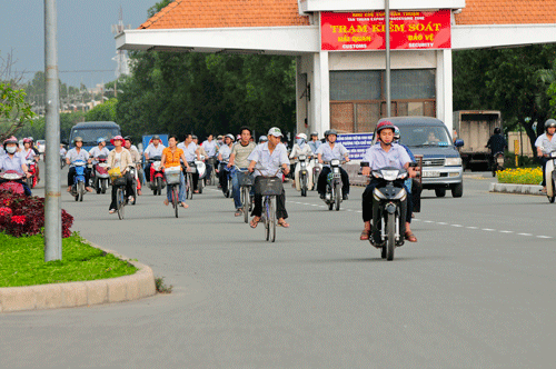 Giờ tan ca tại KCX Tân Thuận. Ảnh: VIỆT DŨNG