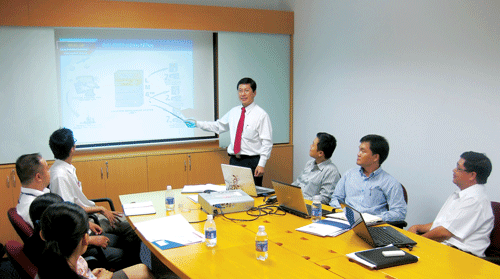 Tổng giám đốc ITD Lâm Thiếu Quân phân tích về giải pháp giám sát hành trình 4G trên ô tô. Tổng giám đốc ITD Lâm Thiếu Quân phân tích về giải pháp giám sát hành trình 4G trên ô tô.