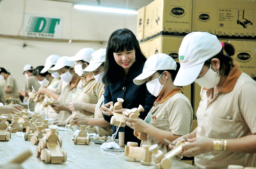 Tổng giám đốc Lê Hải Liễu chăm chút các sản phẩm đồ chơi gỗ mang tính trí tuệ dành cho trẻ em.