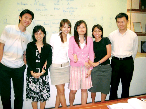 Tác giả (bìa phải) cùng đồng nghiệp Singapore trong một chuyến công tác liên quan đến một dự án giáo dục tại thủ đô Hà Nội.