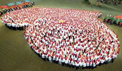 CBCNV CTCP Dược Hậu Giang xếp thành hình trái tim hưởng ứng cuộc đi bộ vì bệnh nhân nghèo.