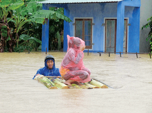 Người dân chạy lũ bằng bè chuối. Ảnh: nguyên khôi
