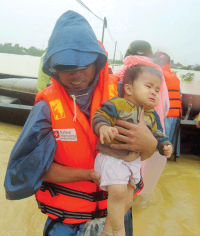 Lực lượng cứu hộ xã Hòa Liên (Hòa Vang, Đà Nẵng) sơ tán người già, trẻ em đến nơi an toàn. Ảnh: Nguyên khôi