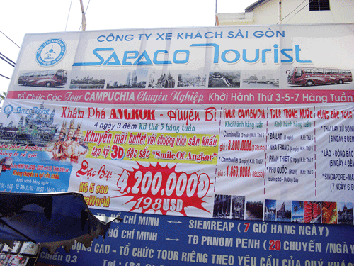 Các điểm dịch vụ du lịch vẫn vô tư niêm yết giá tour bằng USD. Ảnh: YÊN LAM
