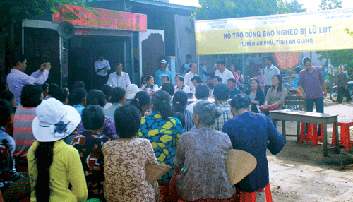 Quang cảnh buổi cứu trợ tại xã Đa Phước, huyện An Phú, tỉnh An Giang. Ảnh: M.TRƯỜNG