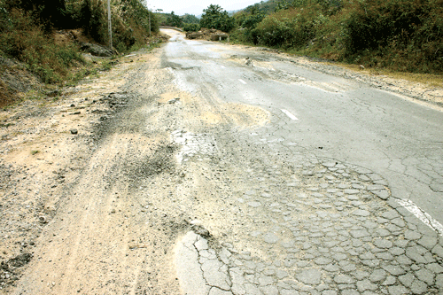 Quốc lộ 27B chưa nghiệm thu đã hỏng.