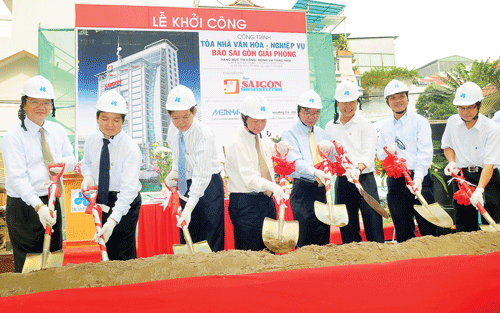 Ban Biên tập Báo SGGP và các CBNV Công ty Hòa Bình trong lễ khởi công Tòa nhà văn hóa - nghiệp vụ của Báo SGGP. Ảnh: VIỆT DŨNG