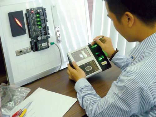 Kiểm tra máy chấm công đã tích hợp phần mềm điều khiển thiết bị do Tinh Hoa phát triển trước khi lắp đặt cho khách hàng.