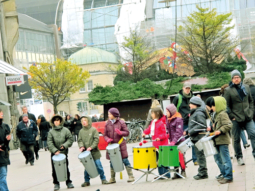 Thủ đô các nước châu Âu khá lạnh nhưng phố phường vẫn đông đúc. Trẻ em diễn văn nghệ ngoài trời phục vụ khách tham quan. Thủ đô các nước châu Âu khá lạnh nhưng phố phường vẫn đông đúc. Trẻ em diễn văn nghệ ngoài trời phục vụ khách tham quan.