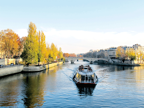 Dòng sông Seine quyến rũ, là điểm tham quan trên bờ hoặc bằng thuyền đi dọc sông - hành trình không thể bỏ qua khi đến “Thủ đô Ánh sáng”, Paris. Dòng sông Seine quyến rũ, là điểm tham quan trên bờ hoặc bằng thuyền đi dọc sông - hành trình không thể bỏ qua khi đến “Thủ đô Ánh sáng”, Paris.