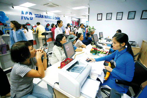 Khách hàng giao dịch tại ACB. Ảnh: L.ANH