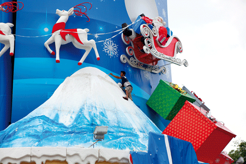 Nhiều cửa hàng trang trí để đón Noel và năm mới. Nhiều cửa hàng trang trí để đón Noel và năm mới.